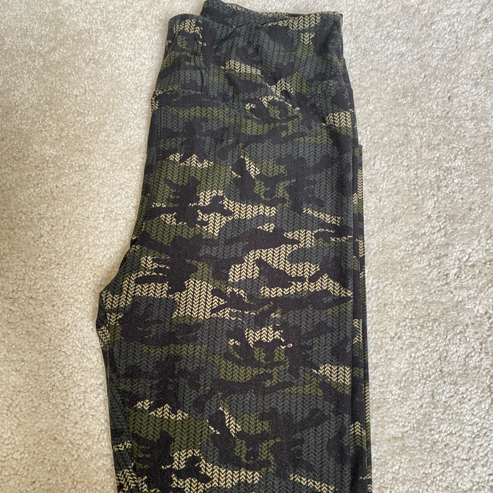 One Size Lularoe Camo Leggings Like New!